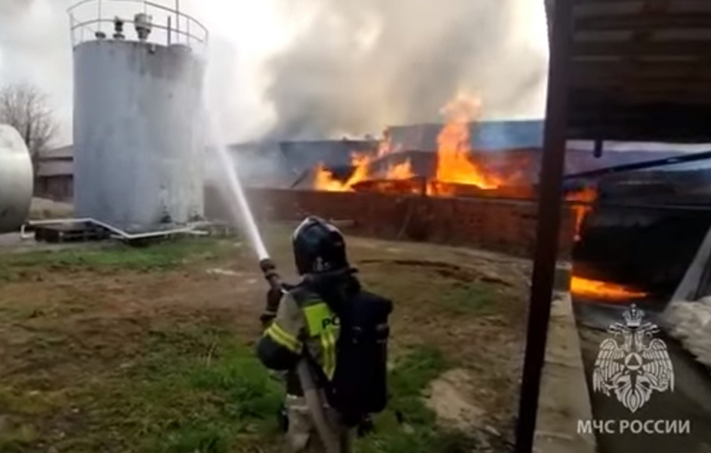 Площадь пожара на складах в Ростовской области увеличилась до 1200 кв м