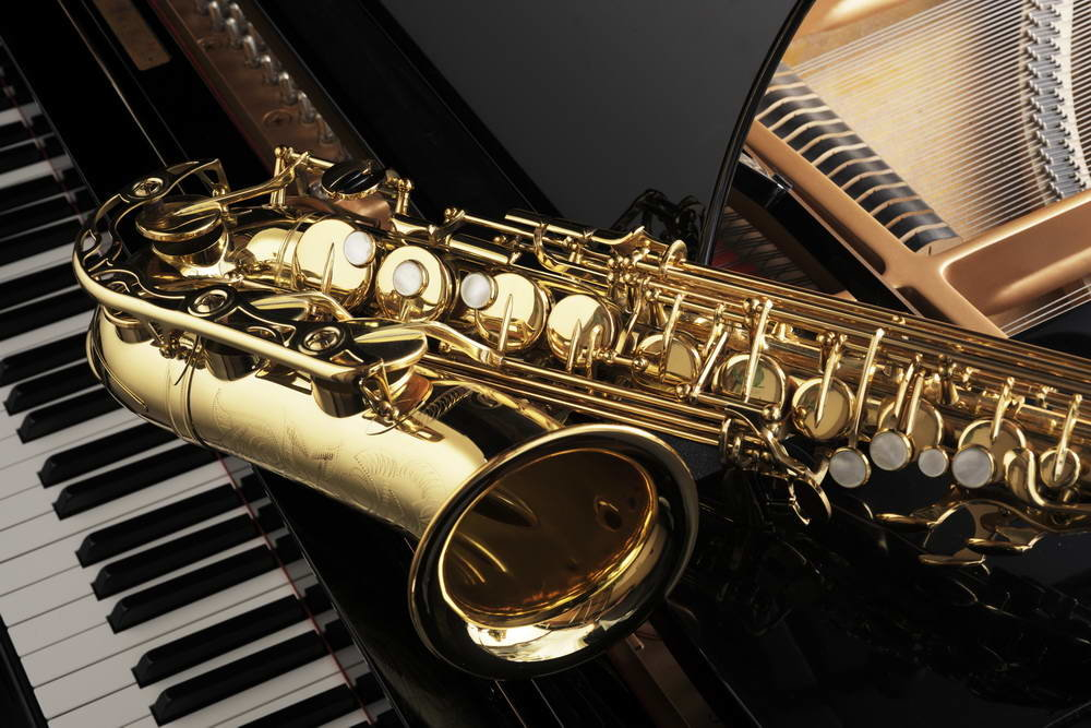 Целительная сила искусства: подбираем саксофон в День покупки музыкального инструмента