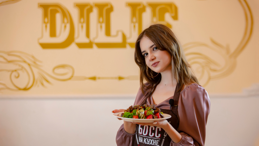 «Первое блюдо меня научил готовить папа»: вкусный салат от участницы «Мисс Блокнот Ростов-2022» Анны Дущенко