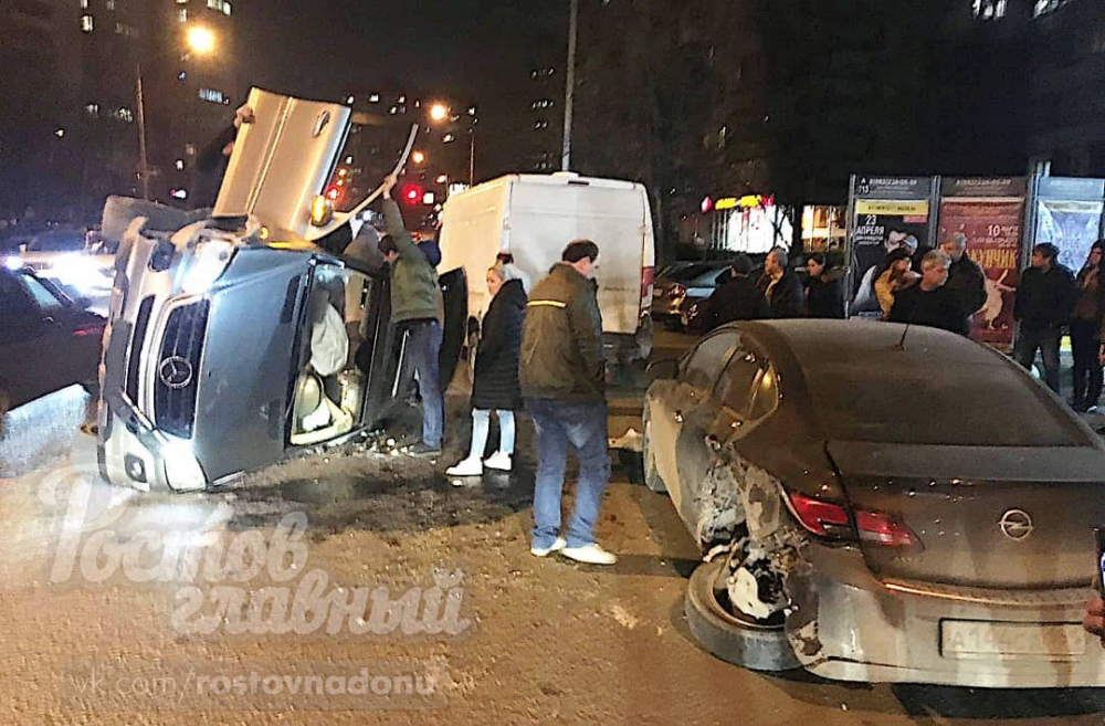 В Ростове в ДТП иномарка опрокинулась на бок от страшного удара