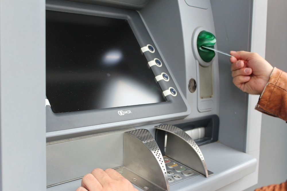 В Ростовской области военный вскрыл ножом банкомат