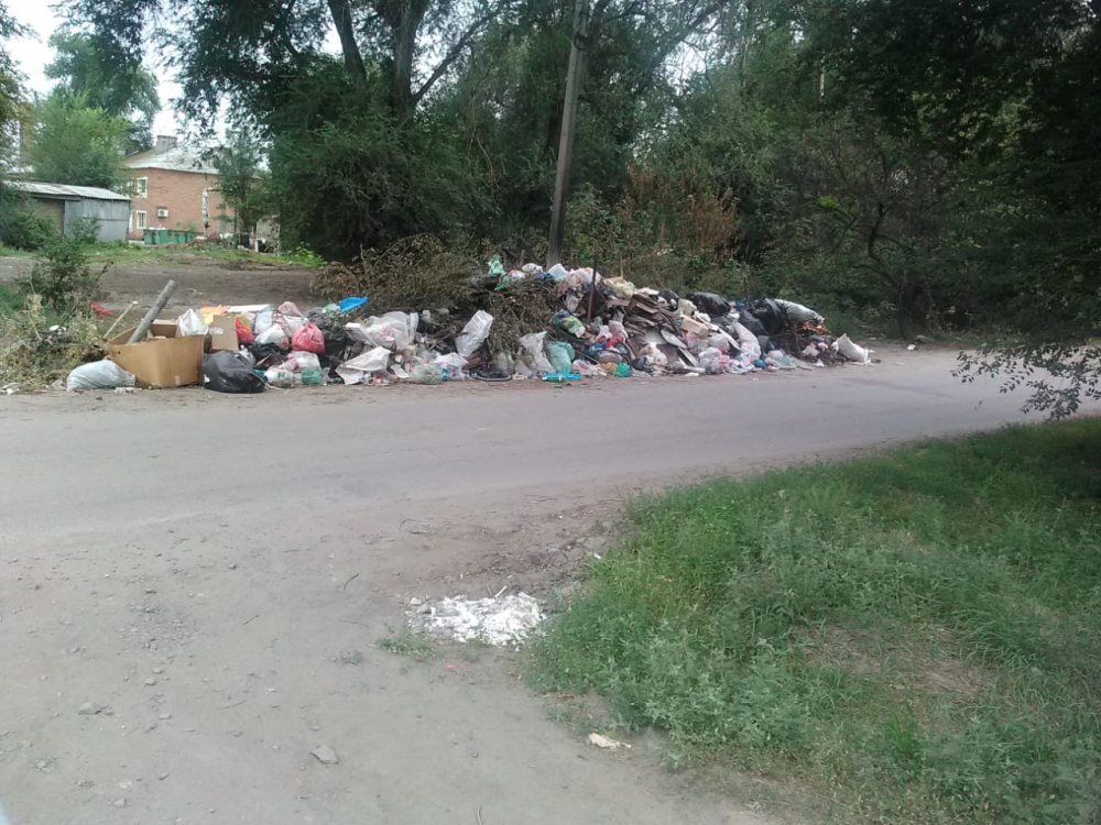 Жители Батайска, забытые коммунальщиками, тонут в мусоре