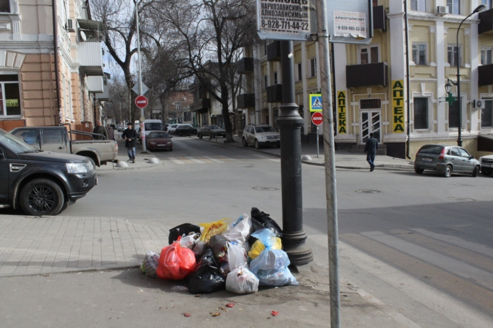 Уродливые заборы, мусорные кучи, авто на газонах: каким видят Ростов интернет-пользователи