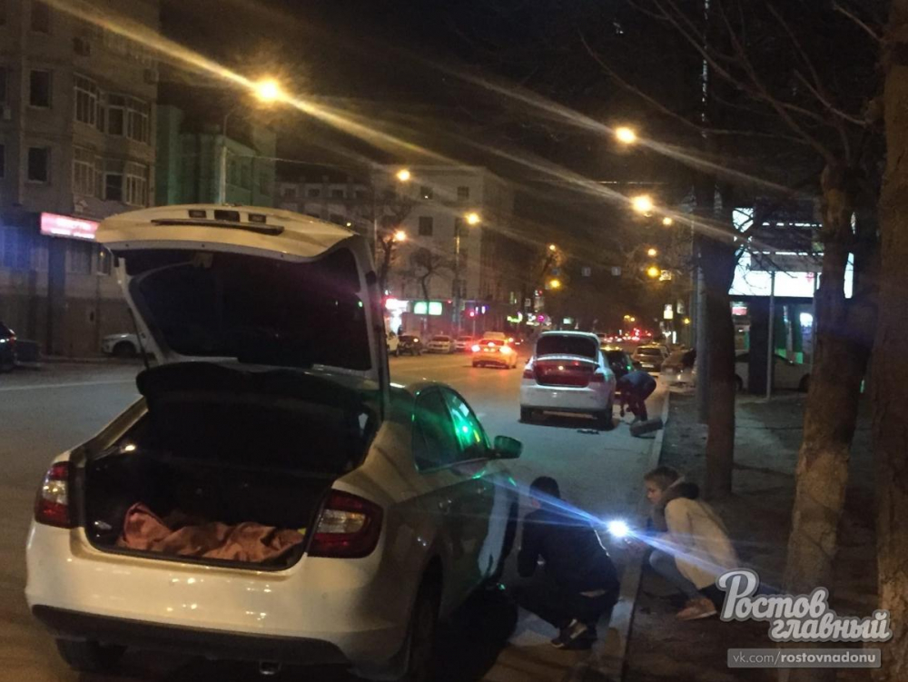 Из-за ямы на дороге в Ростове четыре машины остались без колес