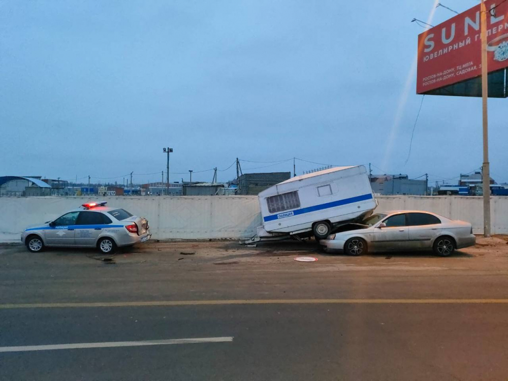 На въезде в Ростов водитель иномарки врезался в полицейский фургон