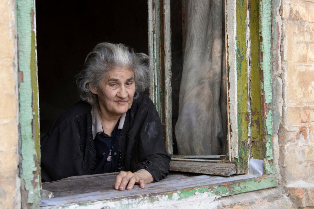Слепая старушка выживает в полуразрушенном доме в Ростове