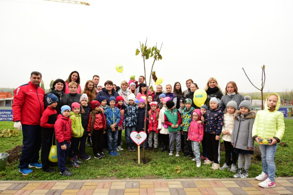 Жители «Красного Аксая» высадили более 300 деревьев в новом сквере «Семейном»