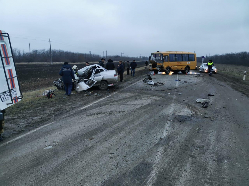 В Ростовской области легковушка врезалась в автобус с детьми