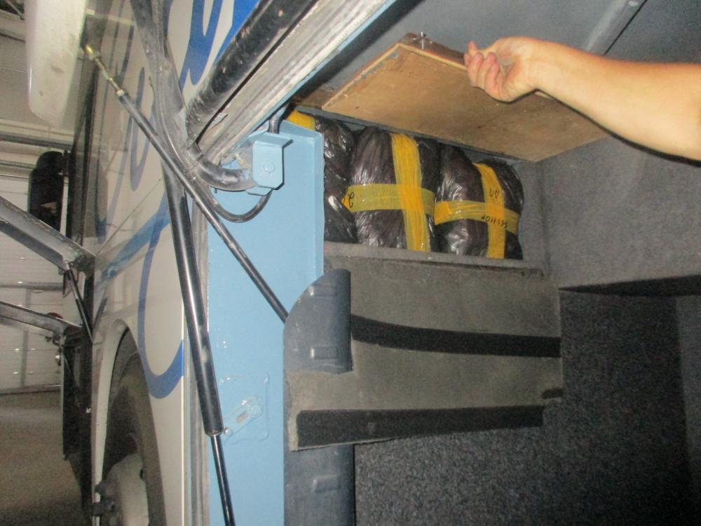 Ростовские пограничники нашли четыре тайника с вещами в автобусе