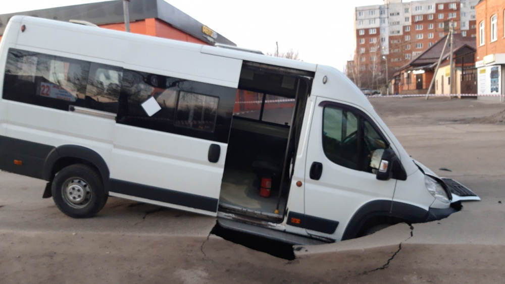 В Ростовской области маршрутка вместе с пассажирами провалилась под землю