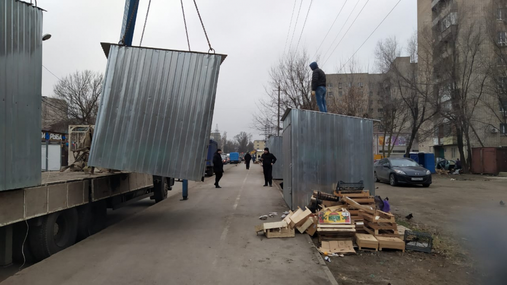 Возле Днепровского рынка сносят незаконные павильоны