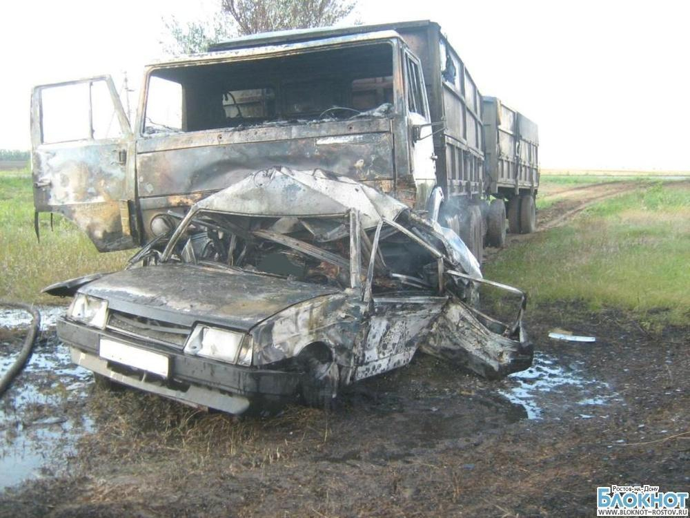 В Ростовской области при столкновении КамАЗа и ВАЗа произошел взрыв: заживо сгорели супруги