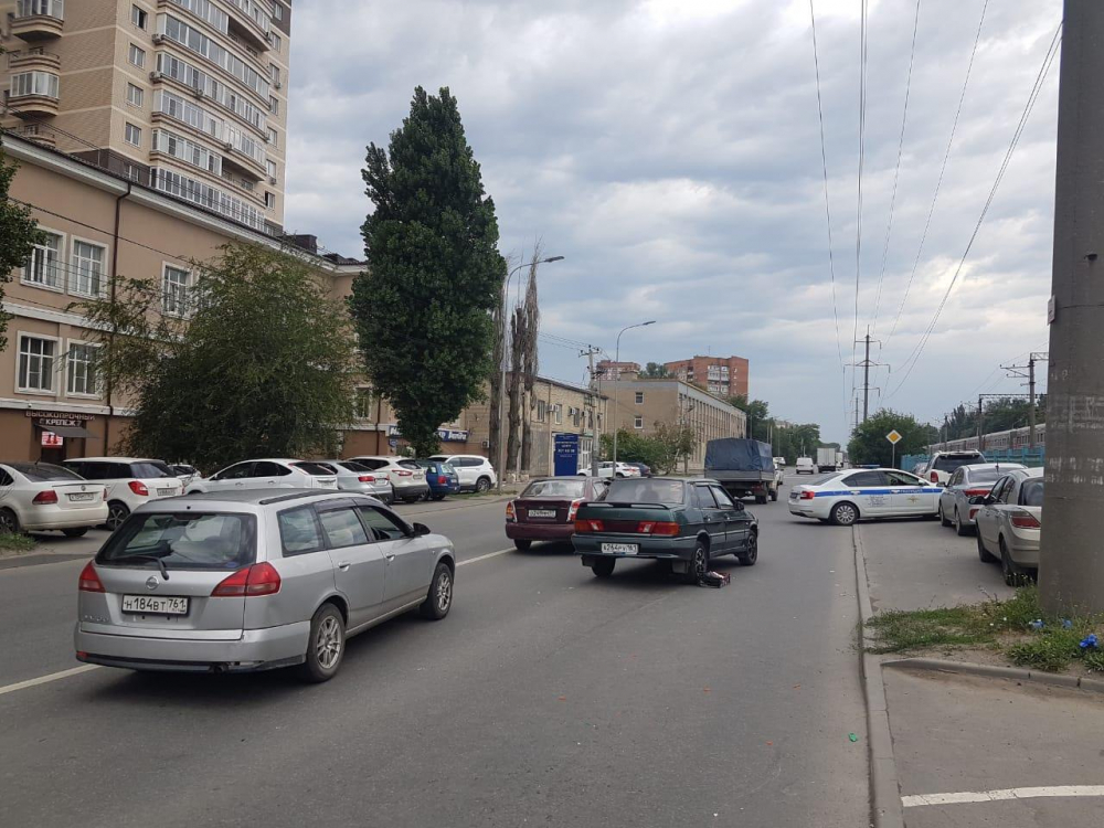 В Ростове женщина попала под колеса машины, переходя дорогу в неположенном месте