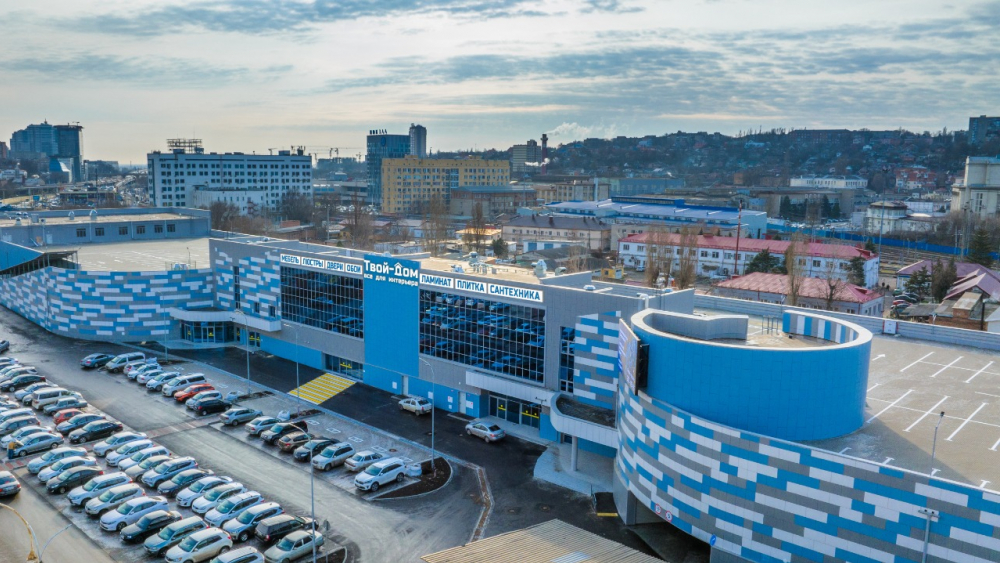 Новый строительный ТЦ «Твой-Дом» с панорамной парковкой на крыше открылся в центре Ростова