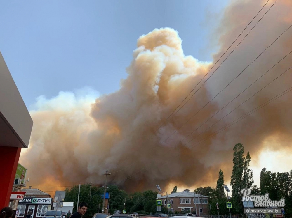 В Константиновском районе на огромной площади загорелась сухая растительность