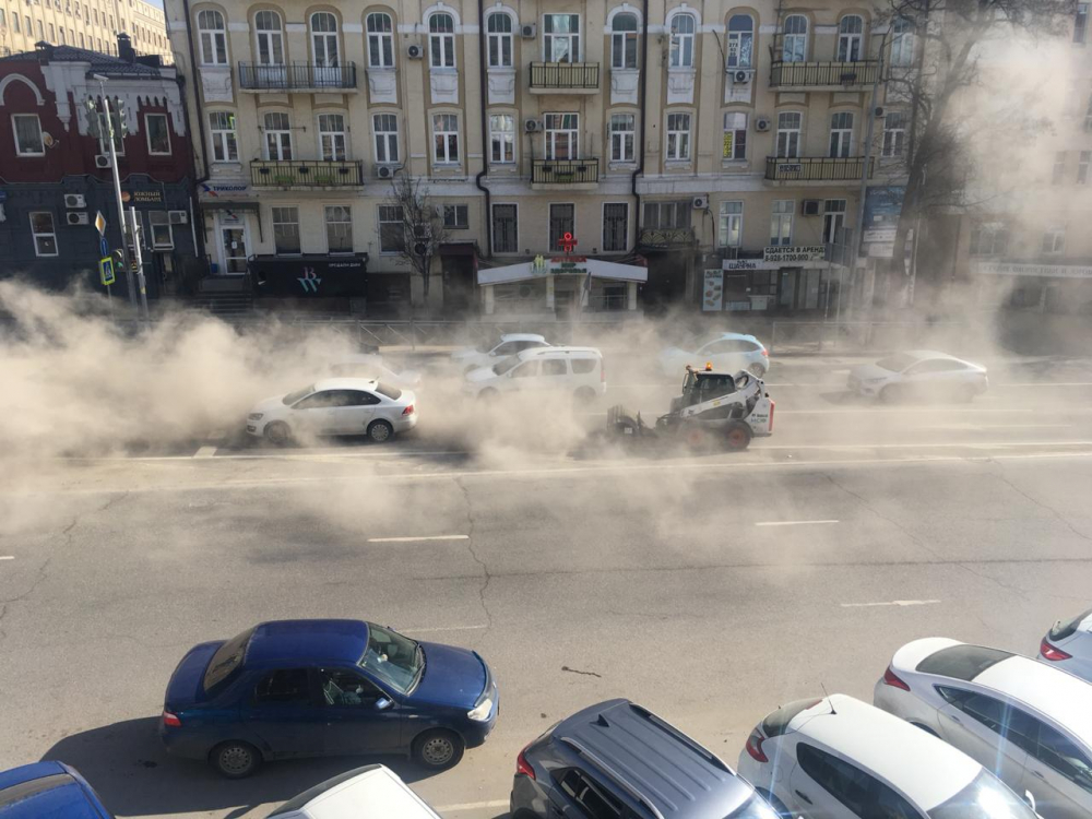Уборочная машина устроила пылевую бурю в центре Ростова