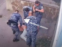 На набережной Ростова мужчину сначала избили неизвестные, а затем и сотрудники Росгвардии