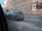 В Ростове нахальный "стесняшка" стыдливо прикрыл номера своей припаркованной на тротуаре машины 