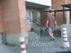 Разгуливавший по двору с автоматом брутальный мужчина озадачил ростовчан на видео