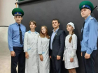 Депутат заксобрания подарил школьникам в Ростовской области муляжи автомата Калашникова