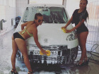 Длинноногие красотки в откровенных купальниках мыли автомобили таганрожцам 