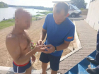 В Ростовской области мужчина зацепился рукой за рыболовный крючок и застрял у буйков