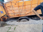 Перегруженный мусоровоз попал в опасную «зыбкую» ловушку в Ростове