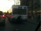 «Безбашенный» школьник возмутил жителей Ростова опасной ездой на прицепе троллейбуса и попал на видео