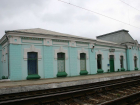 Грузовой поезд разнес Lada Priora на переезде в Орловском районе