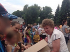 Просроченными конфетами в День защиты детей угощали на городской площади в Ростовской области
