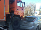 Подмявший колесом иномарку многотонный КамАЗ застопорил движение в Ростове