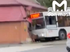 В Ростове автобус с пассажирами врезался в дом