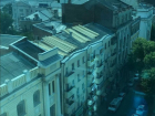 Огромные не огороженные доски на крыше многоэтажки в центре города угрожают ростовчанам 
