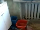 Адские условия жизни в доме с обвалившимся потолком показали на видео жители Ростова