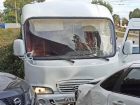 Водитель микроавтобуса в Ростовской области врезался в припаркованные машины и погиб на месте ДТП