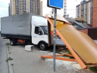 В Ростове «Газель» без водителя протаранила остановку на Мечникова