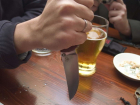 Находясь в кафе ревнивый муж порезал ножом свою супругу в Ростовской области