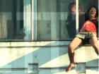 Разъяренный мужчина в Ростовской области выбросил жену с балкона за ее «косые взгляды» на свекровь