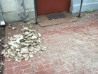 Обвал бетона с фасада здания в центре Ростова испугал горожан