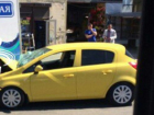 Девушка на симпатичном желтом автомобиле врезалась в фургон с минералкой в Ростове