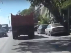 Разбрасывающий во все стороны строительный мусор веселый грузовик на дороге Ростова попал на видео