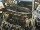 Крупный пожар уничтожил несколько автомобилей, припаркованных у гаражей в Ростове