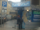 Засыпавший солью обледенелые тротуары сознательный прохожий стал героем дня в Ростове