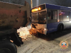 Автобус с 80 пассажирами врезался в припаркованный грузовик в Ростове