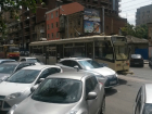 Замешкавшаяся на трамвайных рельсах иномарка осталась без «глаза» в центре Ростова