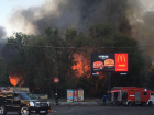 В центре Ростова вспыхнула ярким пламенем старая постройка