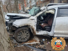 В Ростове 17-летний подросток на внедорожнике врезался в дерево