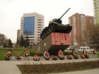 Танк, прошедший Великую Отечественную войну, стоит на Гвардейской площади в Ростове