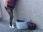 Делающая «это» в самом центре Ростова женщина возмутила горожан и попала на видео