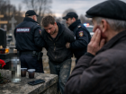 На кладбище под Ростовом во время поминок мужчина избил и ограбил собутыльника